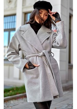 Krótki płaszcz z paskiem czarno-biały 0027 ze sklepu intimiti.pl w kategorii Płaszcze damskie - zdjęcie 187862495