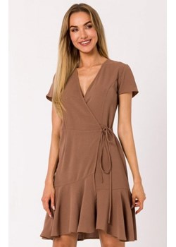 Moe M741 kopertowa sukienka z falbaną czekoladowa ze sklepu intimiti.pl w kategorii Sukienki - zdjęcie 187863439