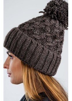 Ciepła brązowa czapka z pomponem CZ08 ze sklepu intimiti.pl w kategorii Czapki zimowe damskie - zdjęcie 187864428