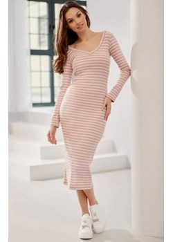 Dopasowana midi sukienka w paski różowa ze sklepu intimiti.pl w kategorii Sukienki - zdjęcie 187868007