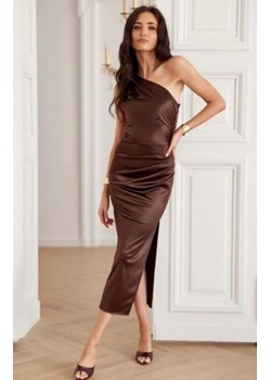 Satynowa sukienka midi na jedno ramię z rozcięciem brązowa ze sklepu intimiti.pl w kategorii Sukienki - zdjęcie 187872839
