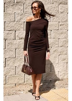 Sukienka midi one shoulder z drapowaniem brązowa ze sklepu intimiti.pl w kategorii Sukienki - zdjęcie 187873016