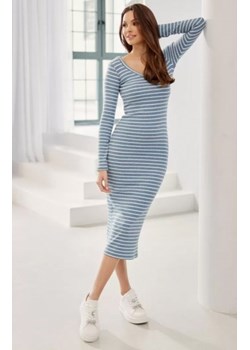 Dopasowana midi sukienka w paski niebieska ze sklepu intimiti.pl w kategorii Sukienki - zdjęcie 187873839