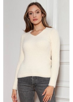 Miękki, włochaty sweterek ecru SWE147 ze sklepu intimiti.pl w kategorii Swetry damskie - zdjęcie 187874188