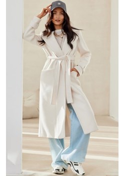 Długi płaszcz z wiązaniem ecru 0017 ze sklepu intimiti.pl w kategorii Płaszcze damskie - zdjęcie 187876967