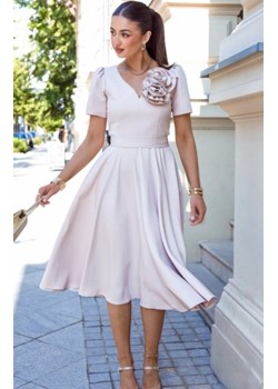 Elizabeth Rubi sukienka midi beżowy jasny ze sklepu intimiti.pl w kategorii Sukienki - zdjęcie 187888975