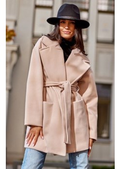 Krótki płaszcz z paskiem beżowy 0027 ze sklepu intimiti.pl w kategorii Płaszcze damskie - zdjęcie 187889847
