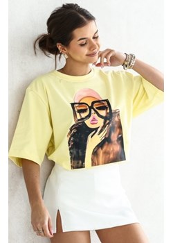 Oversizowy t-shirt damski Zamknięte oczy cytrynowy ze sklepu intimiti.pl w kategorii Bluzki damskie - zdjęcie 187891579