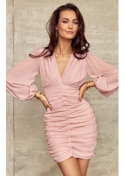 Dopasowana mini sukienka z bufiastymi rękawami pudrowy róż ze sklepu intimiti.pl w kategorii Sukienki - zdjęcie 187893447