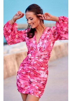 Dopasowana mini sukienka w różowe kwiaty 18D ze sklepu intimiti.pl w kategorii Sukienki - zdjęcie 187895215