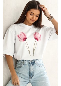 Oversizowy t-shirt Dwa Tulipany biały ze sklepu intimiti.pl w kategorii Bluzki damskie - zdjęcie 187895526