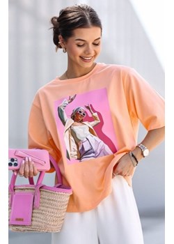 Oversizowy t-shirt damski dancing brzoskwiniowy ze sklepu intimiti.pl w kategorii Bluzki damskie - zdjęcie 187897278