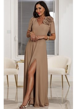 Elizabeth Rubi długa sukienka wieczorowa z ozdobnym kwiatem cappucino ze sklepu intimiti.pl w kategorii Sukienki - zdjęcie 187898499