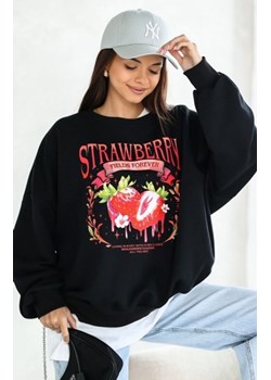 Oversizowa bluza damska Strawberry czarna ze sklepu intimiti.pl w kategorii Bluzy damskie - zdjęcie 187899117