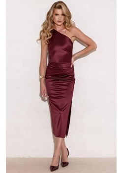 Satynowa sukienka midi na jedno ramię z rozcięciem ze sklepu intimiti.pl w kategorii Sukienki - zdjęcie 187908337
