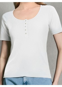 Sinsay - Prążkowana koszulka z guzikami - biały ze sklepu Sinsay w kategorii Bluzki damskie - zdjęcie 187910199