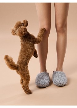 Sinsay - Kapcie z imitacji baranka - szary ze sklepu Sinsay w kategorii Kapcie damskie - zdjęcie 187910226