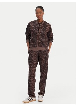 adidas Dres Essentials 3-Stripes Animal JZ0927 Brązowy Regular Fit ze sklepu MODIVO w kategorii Dresy damskie - zdjęcie 187915889