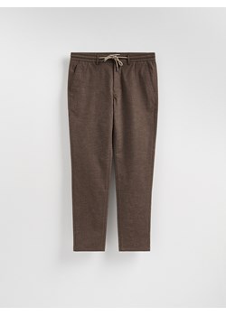 Reserved - Spodnie carrot z wiązaniem - ciemnobrązowy ze sklepu Reserved w kategorii Spodnie męskie - zdjęcie 187919645