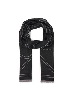 Szal Calvin Klein Emblem Repeat Lw Shawl W Fringes LV04F8074G Czarny ze sklepu eobuwie.pl w kategorii Szaliki i chusty damskie - zdjęcie 187922568