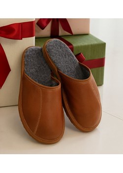 Skórzane kapcie męskie z wełną Brązowe /G8-1 18468 S197/ ze sklepu Pantofelek24.pl w kategorii Kapcie męskie - zdjęcie 187926817