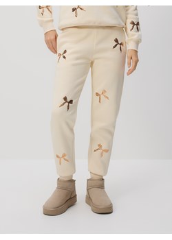 Reserved - Spodnie dresowe z aplikacjami - złamana biel ze sklepu Reserved w kategorii Spodnie damskie - zdjęcie 187927916