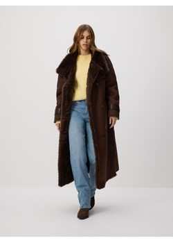 Reserved - Dwurzędowy płaszcz z kożuchem - ciemnobrązowy ze sklepu Reserved w kategorii Płaszcze damskie - zdjęcie 187931186
