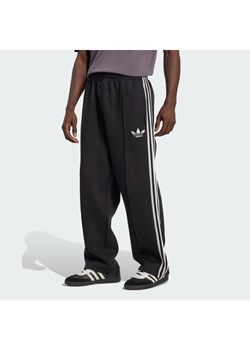 adidas Spodnie dresowe adicolor Spacer Track JX1506 Czarny Baggy Fit ze sklepu MODIVO w kategorii Spodnie męskie - zdjęcie 187931648