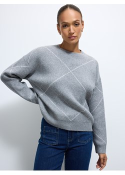 Mohito - Szary sweter z geometrycznym wzorem - szary ze sklepu Mohito w kategorii Swetry damskie - zdjęcie 187932317