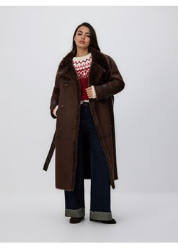Reserved - Dwurzędowy płaszcz z kożuchem - ciemnobrązowy ze sklepu Reserved w kategorii Płaszcze damskie - zdjęcie 187932809