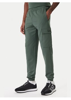 EA7 Emporio Armani Spodnie dresowe 8NPP67 PJVRZ U7260 Zielony Regular Fit ze sklepu MODIVO w kategorii Spodnie męskie - zdjęcie 187934105