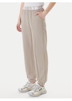 EA7 Emporio Armani Spodnie dresowe 7W001154 AF12501 U6225 Beżowy Regular Fit ze sklepu MODIVO w kategorii Spodnie damskie - zdjęcie 187934135