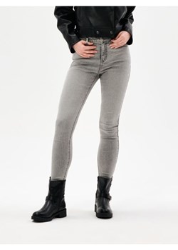 Sinsay - Jeansy skinny z efektem sprania - szary ze sklepu Sinsay w kategorii Jeansy damskie - zdjęcie 187937735