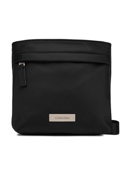 Saszetka Calvin Klein Sleek Slim Flatpack LV04D3234G Czarny ze sklepu eobuwie.pl w kategorii Saszetki - zdjęcie 187937958