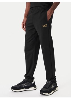 EA7 Emporio Armani Spodnie dresowe 8NPP65 PJVRZ MC004 Czarny Regular Fit ze sklepu MODIVO w kategorii Spodnie męskie - zdjęcie 187938196