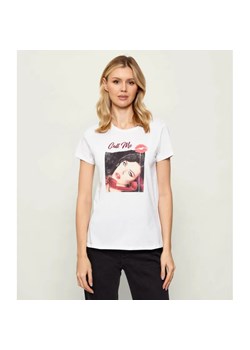 GUESS T-shirt CALL ME EASY | Slim Fit ze sklepu Gomez Fashion Store w kategorii Bluzki damskie - zdjęcie 187939388