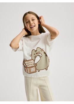 Reserved - T-shirt ze świątecznym nadrukiem Pusheen - złamana biel ze sklepu Reserved w kategorii Bluzki dziewczęce - zdjęcie 187943888