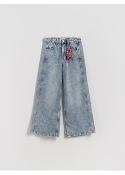 Reserved - Jeansy super wide leg z breloczkiem - granatowy ze sklepu Reserved w kategorii Spodnie dziewczęce - zdjęcie 187946676