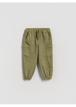 Reserved - Wysokoelastyczne joggery cargo - zielony ze sklepu Reserved w kategorii Spodnie chłopięce - zdjęcie 187947718