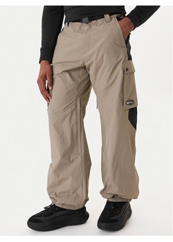 Quiksilver Spodnie narciarskie Snow Down Cargo EQYTP03231 Beżowy Relaxed Fit ze sklepu MODIVO w kategorii Spodnie męskie - zdjęcie 187949696