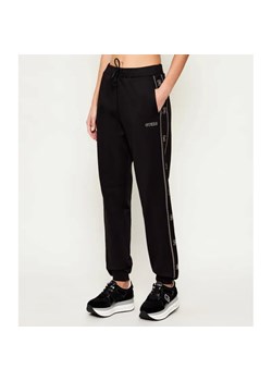 GUESS ACTIVE Spodnie jogger OCTAVIA | Regular Fit ze sklepu Gomez Fashion Store w kategorii Spodnie damskie - zdjęcie 187957179
