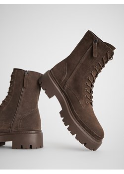 Reserved - Zamszowe botki ze sznurowaniem - ciemnobrązowy ze sklepu Reserved w kategorii Botki - zdjęcie 187959089