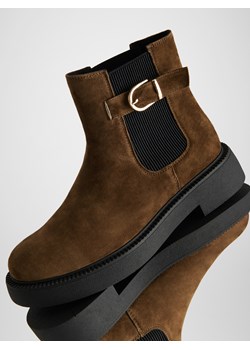 Reserved - Zamszowe botki z klamrą - ciemnobrązowy ze sklepu Reserved w kategorii Botki - zdjęcie 187961437