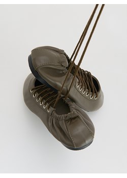 Reserved - Skórzane baleriny z wiązaniem - brązowy ze sklepu Reserved w kategorii Balerinki - zdjęcie 187962059