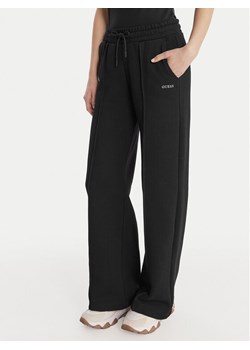 Guess Spodnie dresowe V6RB17 K9V31 Czarny Regular Fit ze sklepu MODIVO w kategorii Spodnie damskie - zdjęcie 187962685