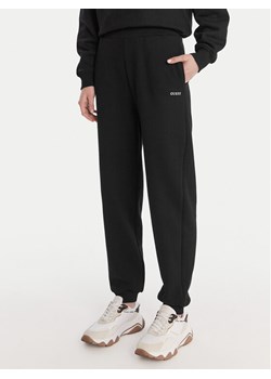 Guess Spodnie dresowe V6RB15 K9V31 Czarny Regular Fit ze sklepu MODIVO w kategorii Spodnie damskie - zdjęcie 187964428