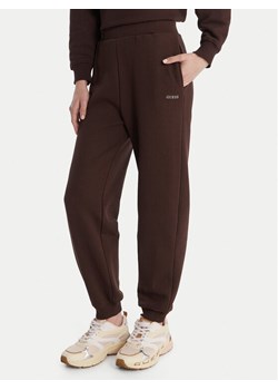 Guess Spodnie dresowe V6RB15 K9V31 Brązowy Regular Fit ze sklepu MODIVO w kategorii Spodnie damskie - zdjęcie 187964467