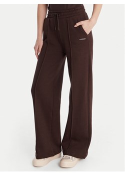 Guess Spodnie dresowe V6RB17 K9V31 Brązowy Regular Fit ze sklepu MODIVO w kategorii Spodnie damskie - zdjęcie 187964475