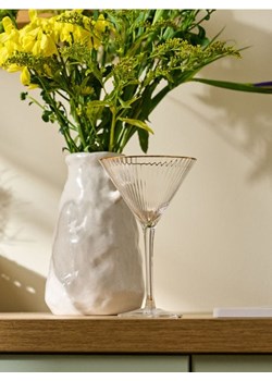 Sinsay - Ryflowany kieliszek koktajlowy ze złoconym brzegiem - biały ze sklepu Sinsay w kategorii Kieliszki - zdjęcie 187966145