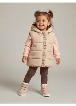 Sinsay - Pikowana kamizelka z kapturem o ozdobną falbaną - beżowy ze sklepu Sinsay w kategorii Kamizelki dziewczęce - zdjęcie 187966177